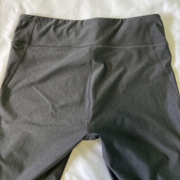 Under Armour compression leggings, size medium - Picture 3 of 6